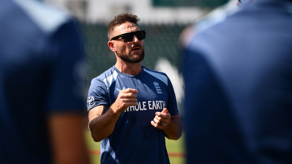 McCullum speaks to the England squad