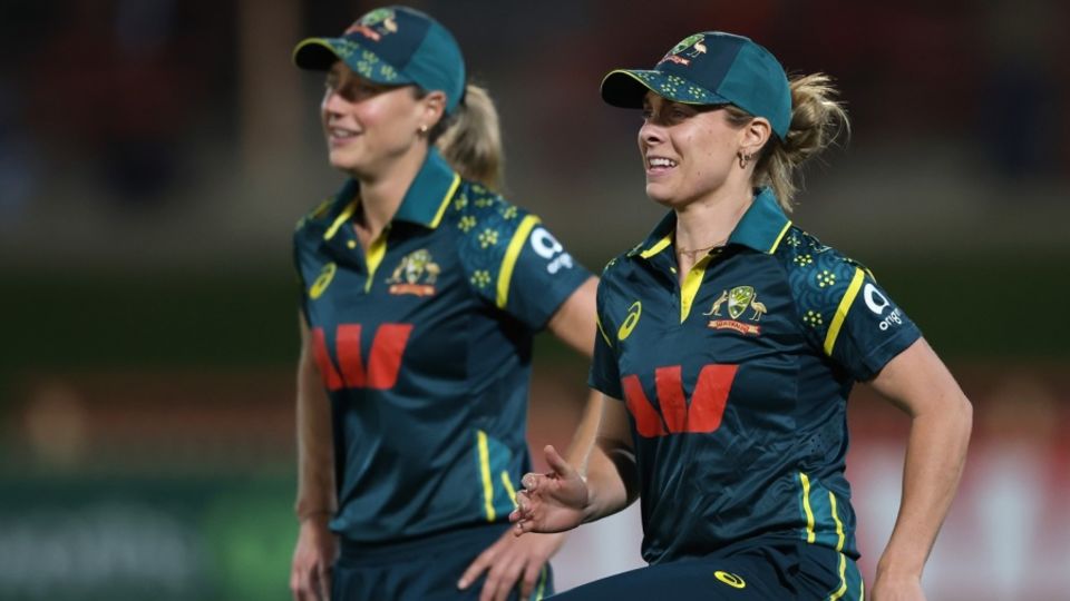 Sophie Molineux and Ellyse Perry warm up