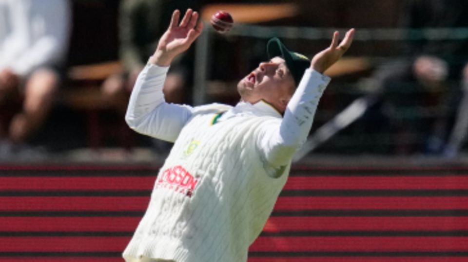 Matthew Breetzke's juggling catch to dismiss Steven Smith served up this dramatic moment