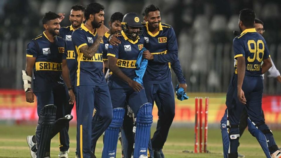 Sri Lanka celebrate victory after chasing down 430