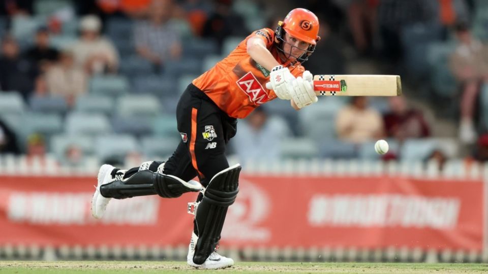 Beth Mooney led the chase with 58*