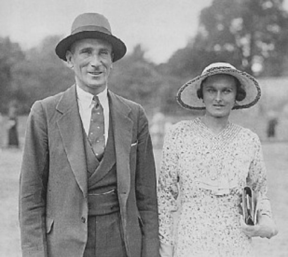 Jardine and his fiancé Margaret Peat in Regent's Park, 1934