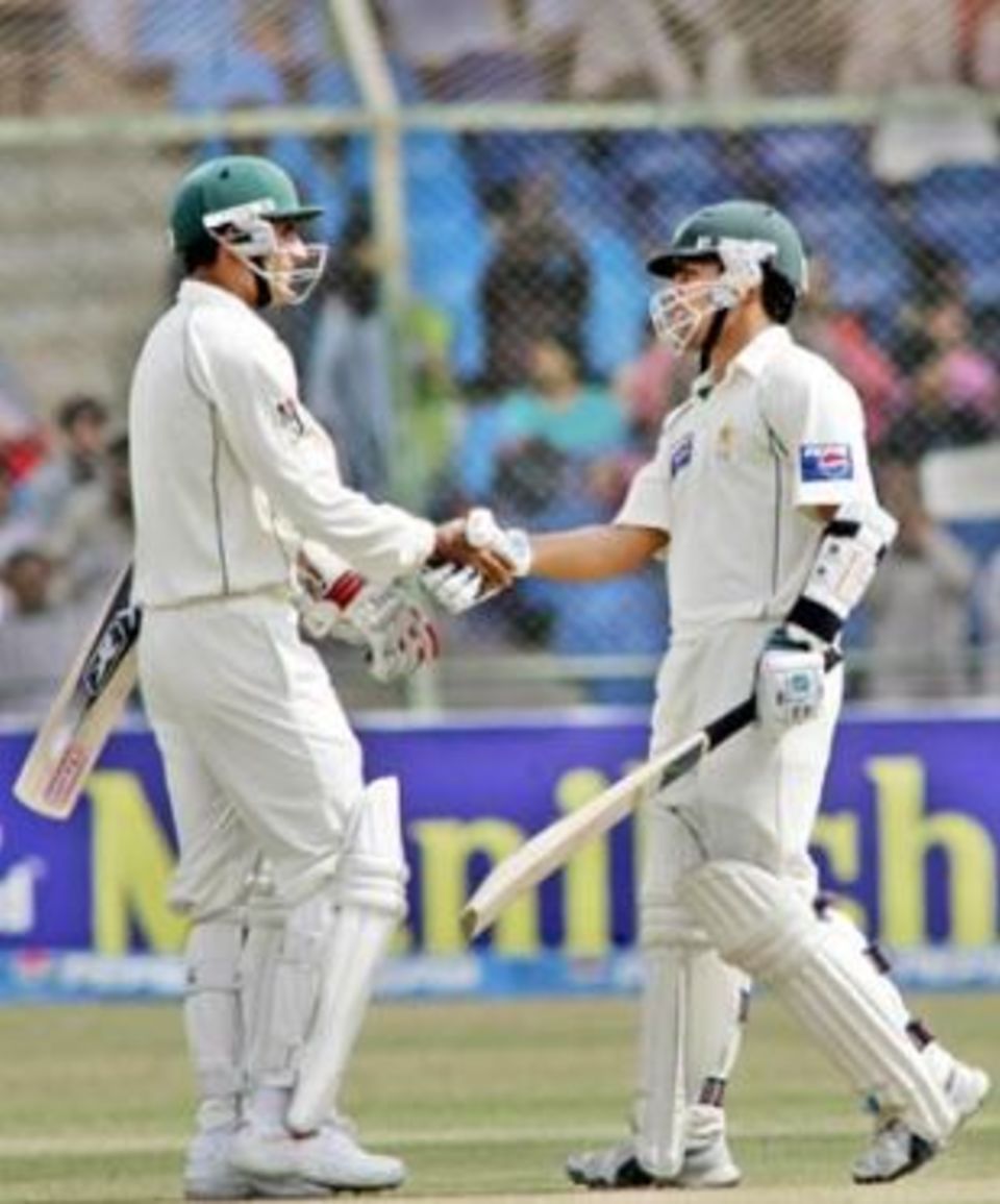 Abdul Razzaq and Kamran Akmal turned the Karachi Test on its head with a partnership of 115 after Pakistan had been 39 for 6