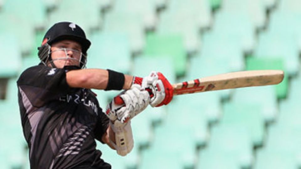 Lou Vincent pulls to the midwicket boundary