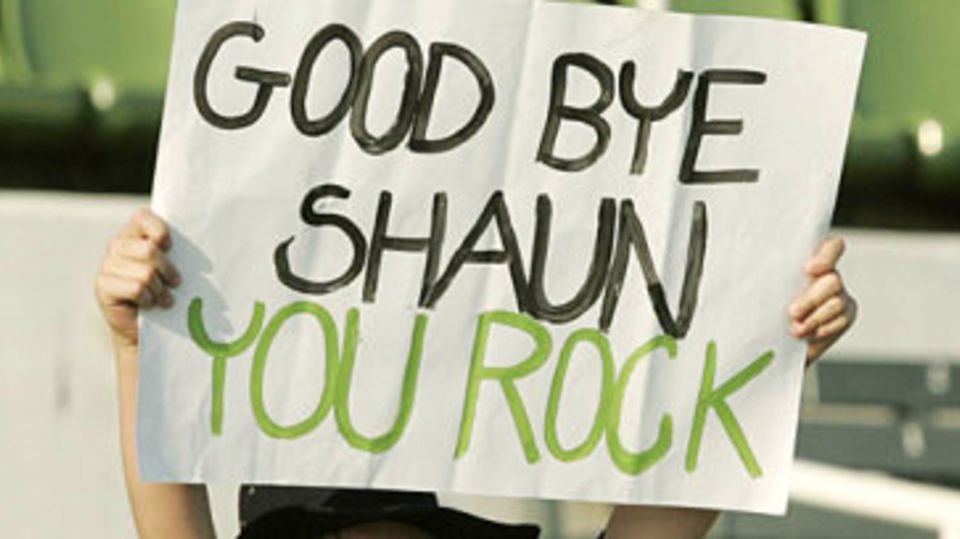 A young fan lifts a sign which reads "Goodbye Shaun. You rock" on Shaun Pollock's final day in Test cricket