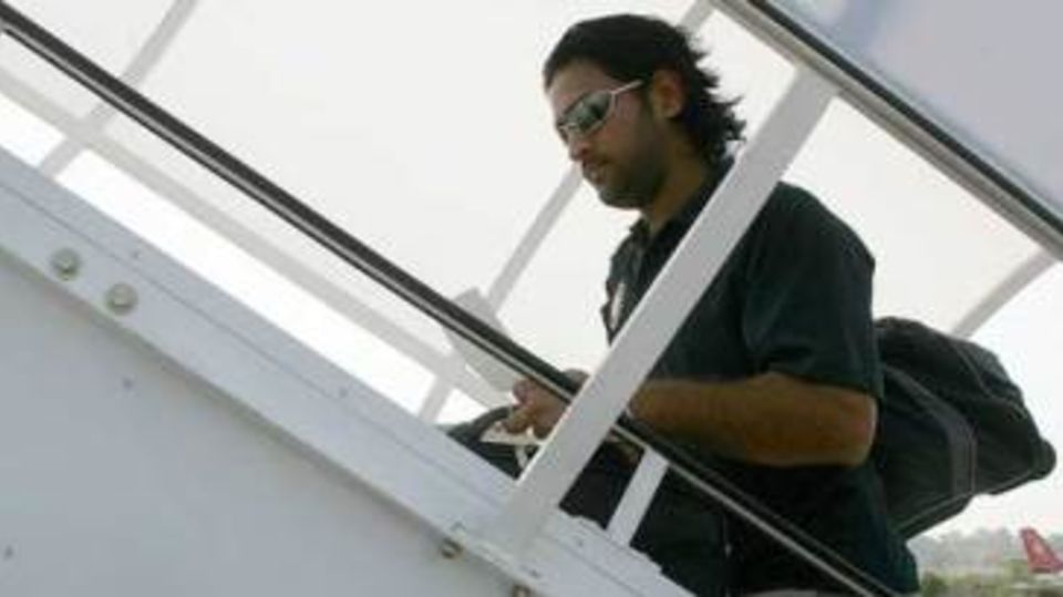 MS Dhoni boards a plane