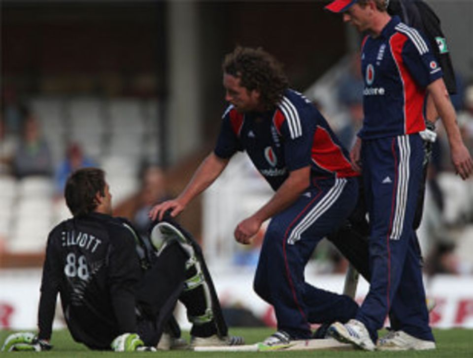 Ryan Sidebottom's collision with Grant Elliott resulted in a controversial run-out in fourth ODI at The Oval