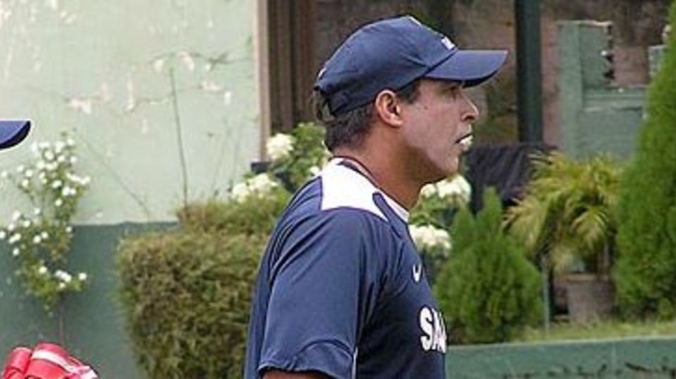 Robin Singh issues instructions as Parthiv Patel looks on