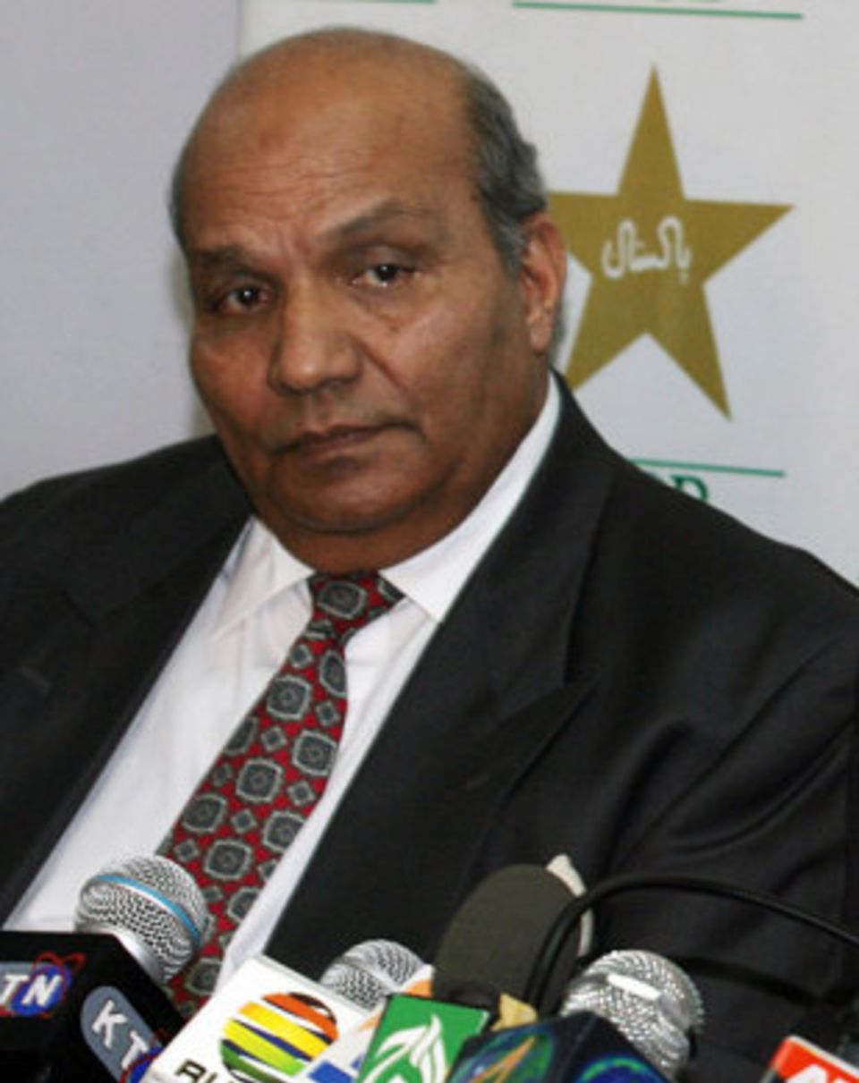 Intikhab Alam: "The pitches in Dubai and Abu Dhabi will not be as much bouncy as the ones in South Africa and it will be interesting how the Australians adjust to the conditions there."