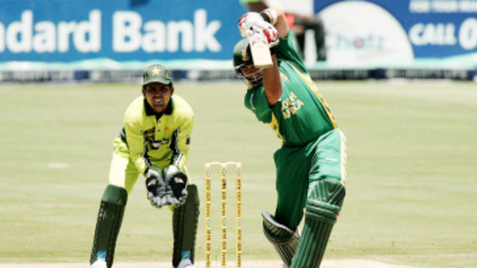 Jacques Kallis keeps the elbow high as he drives the ball