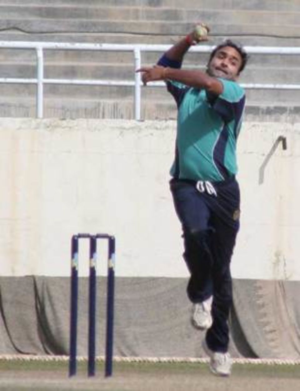 Amit Mishra has a classic legspinner's action but he loses out on bounce by bending his front leg at the point of delivery