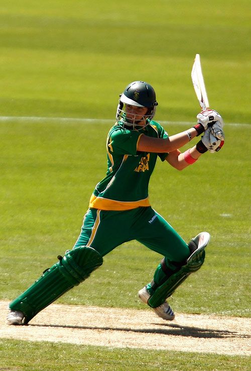 Susan Benade plays the cut shot