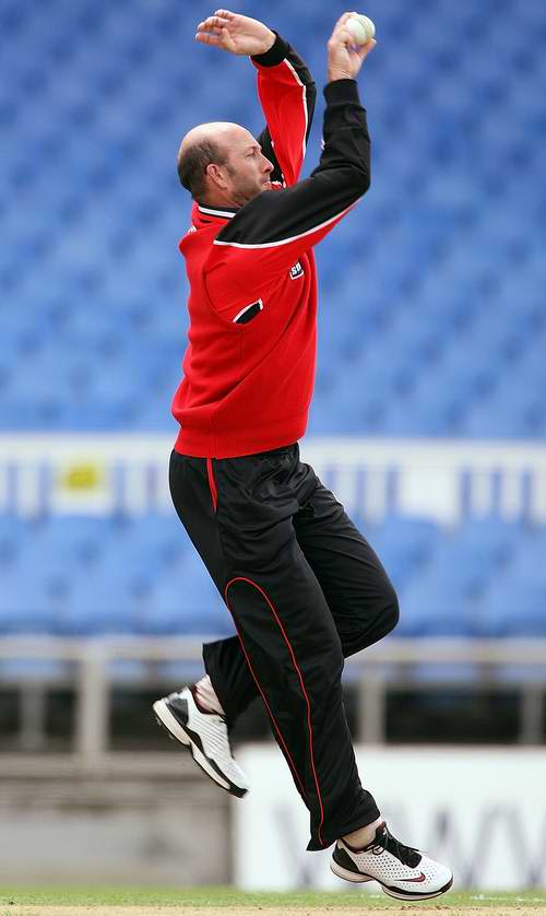 Chris Harris bowls