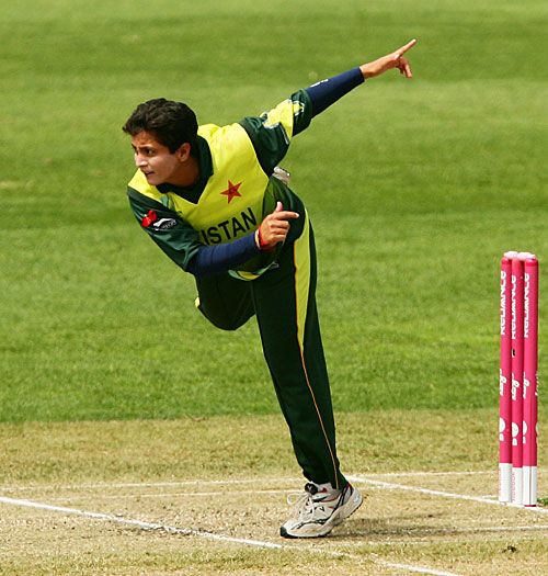 Sajjida Shah delivers the ball