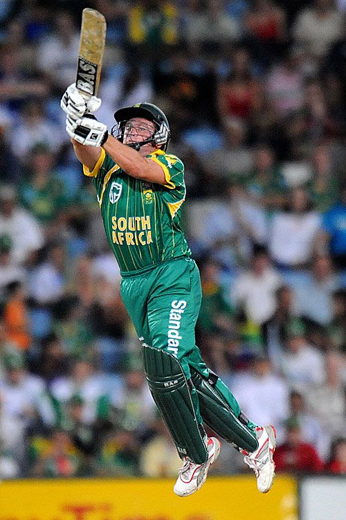 van der Merwe lifts Titans to thrilling win in huge chase