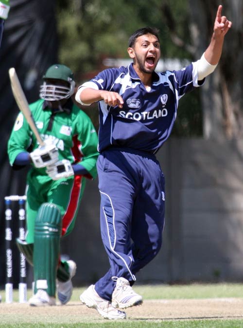 Scotland's Moneeb Iqbal makes a huge appeal against Steve Tikolo