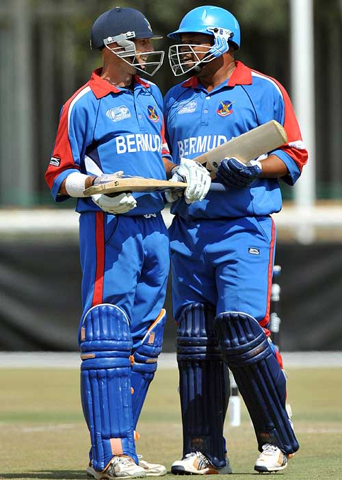 David Hemp and Irving Romaine added an unbeaten 41