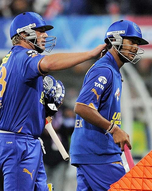 Shane Warne pats Abhishek Raut after an 18-run last over