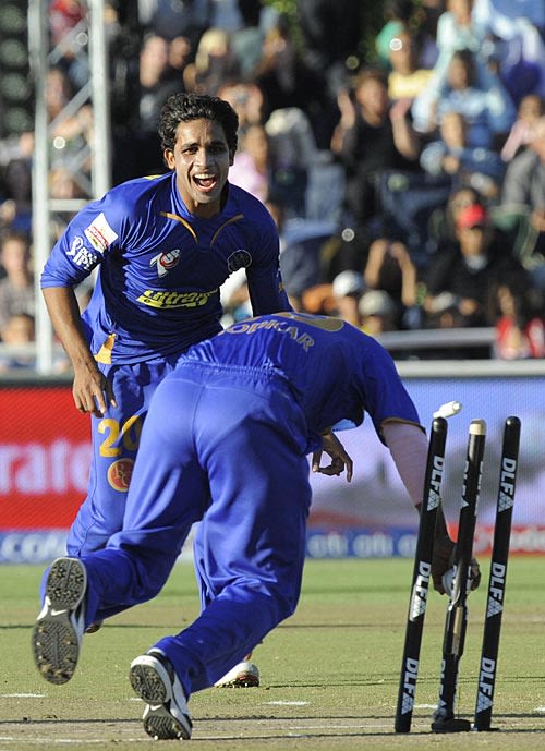 Kamran Khan watches Swapnil Asnodkar run out Karan Goel