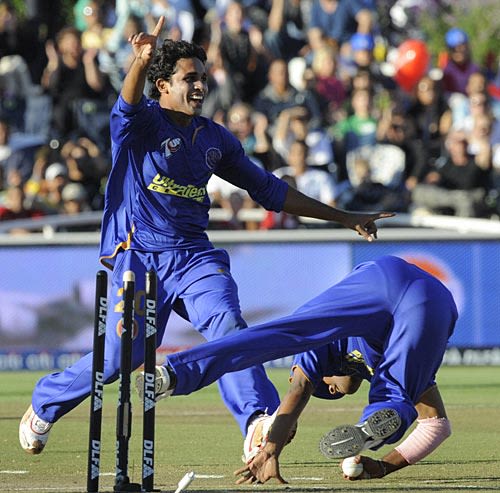 Kamran Khan celebrates Karan Goel's run-out