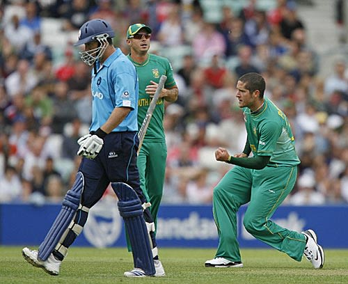 Wayne Parnell gets rid of Gavin Hamilton