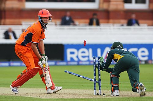 Daan van Bunge is stumped by Kamran Akmal