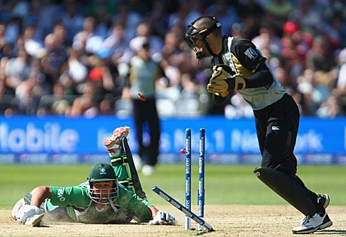 Andre Botha dives in vain as Peter McGlashan finds him short