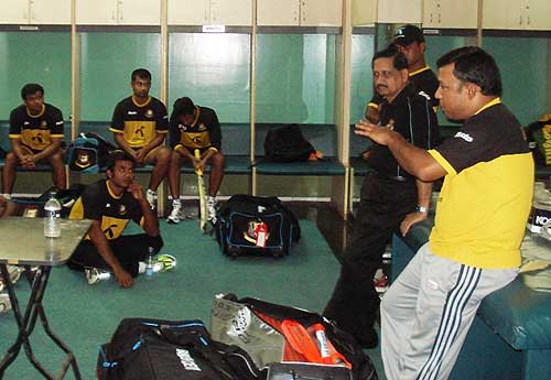 Khaled Mahmud addresses the squad