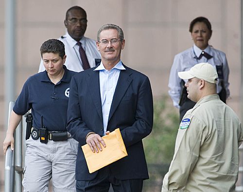 Allen Stanford leaves a Houston court