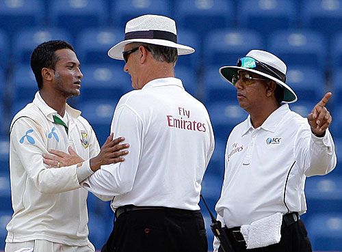 Shakib Al Hasan has a chat with umpires Asoka de Silva and Tony Hill