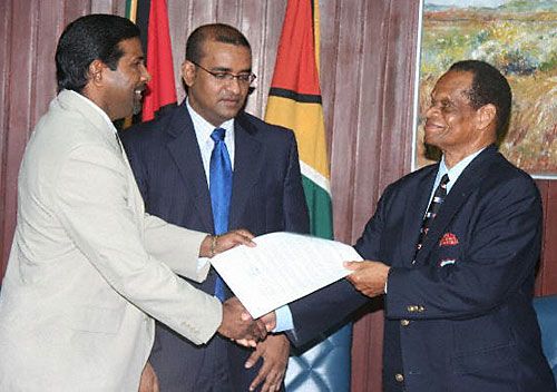 Players' association chief Dinanath Ramnarine shakes hands with board president Julian Hunte
