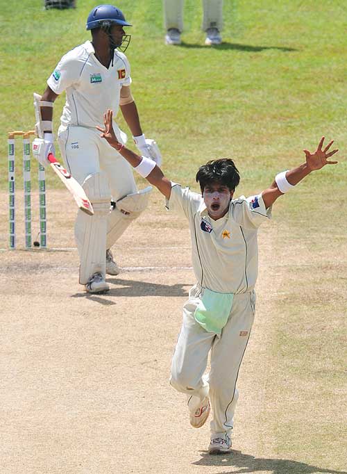 Mohammad Aamer belts out an appeal against Malinda Warnapura