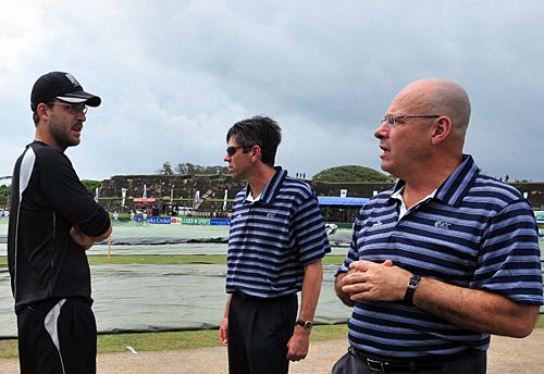 Daniel Vettori in discussion with umpires Daryl Harper and Nigel Llong