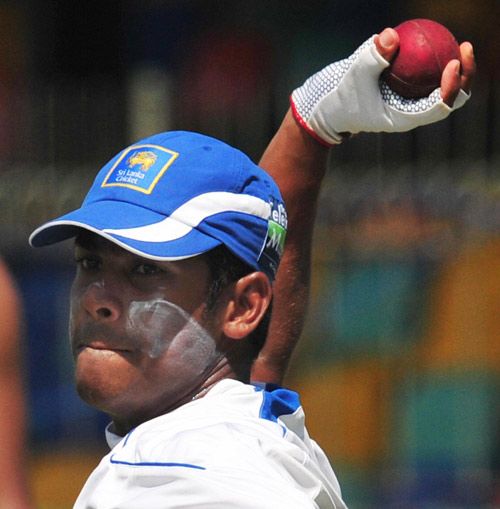 Malinda Warnapura at a fielding drill ahead of the second Test
