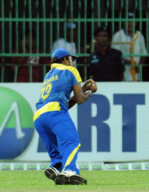 Malinga Bandara takes a catch to dismiss Jesse Ryder