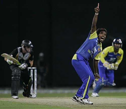 Malinga Bandara unsuccessfully appeals for Martin Guptill's wicket