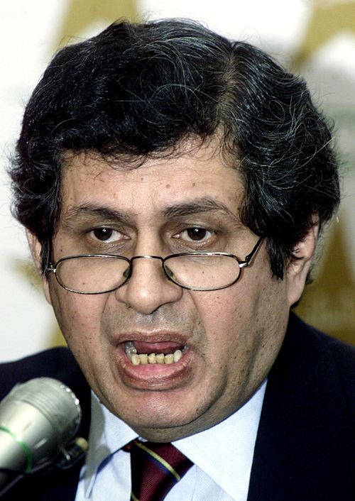 Wasim Bari announces the Pakistan squad for the 2003 World Cup