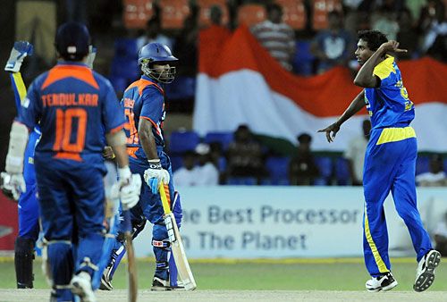 Thilan Thushara gives Dinesh Karthik a send-off