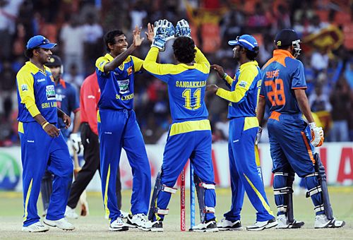 Team-mates congratulate Thilan Thushara on gettting rid of Yusuf Pathan