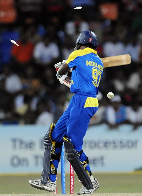 Thilan Thushara is castled by Ishant Sharma