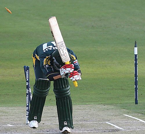 Gavin Tonge makes a mess of Imran Nazir's stumps