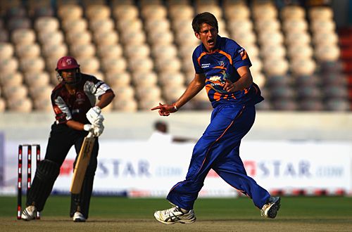 Arul Suppiah falls for a duck to CJ de Villiers