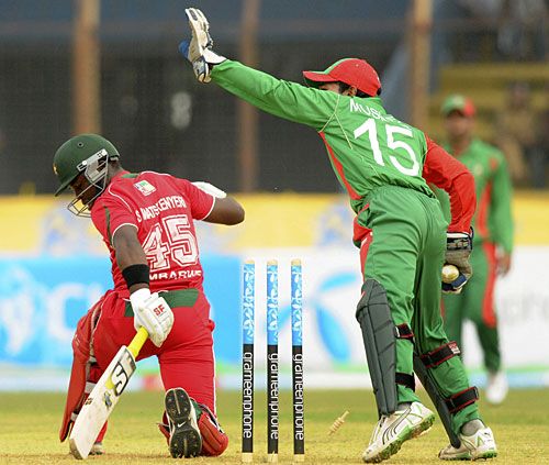 Quick glovework from Mushfiqur Rahim has Stuart Matsikenyeri stumped