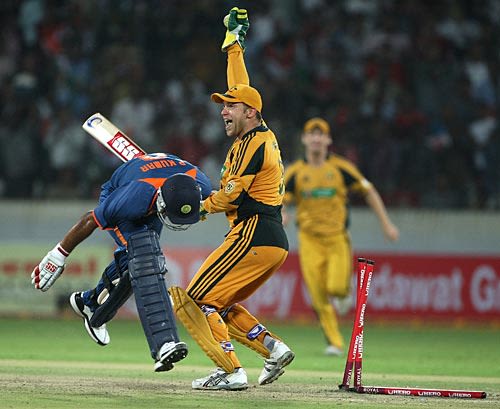 Graham Manou runs out Praveen Kumar
