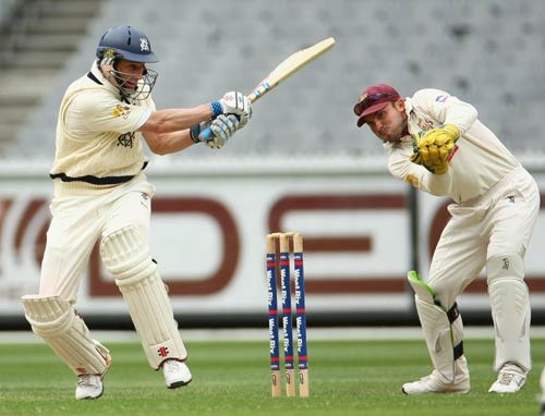 Hussey hundred rescues Victoria