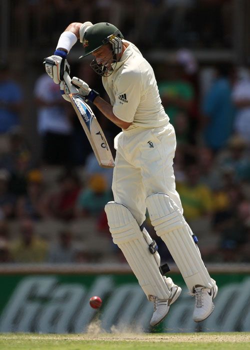 Hussey on his 'last legs' - Warne