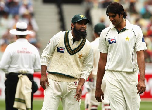 Mohammad Yousuf chats with Abdur Rauf on the second morning