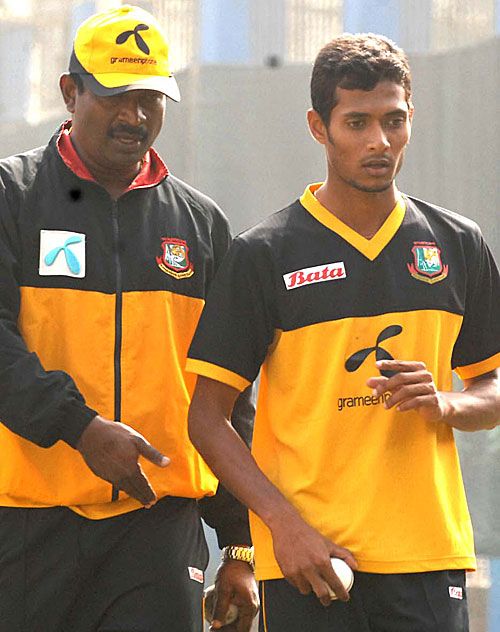 Shafiul Islam gets tips from bowling coach Champaka Ramanayake