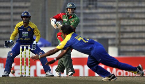 Malinga Bandara dives to stop a shot by Shakib Al Hasan