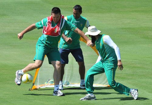 Graeme Smith, Hashim Amla and Vincent Barnes in training ahead of the final Test at the Wanderers